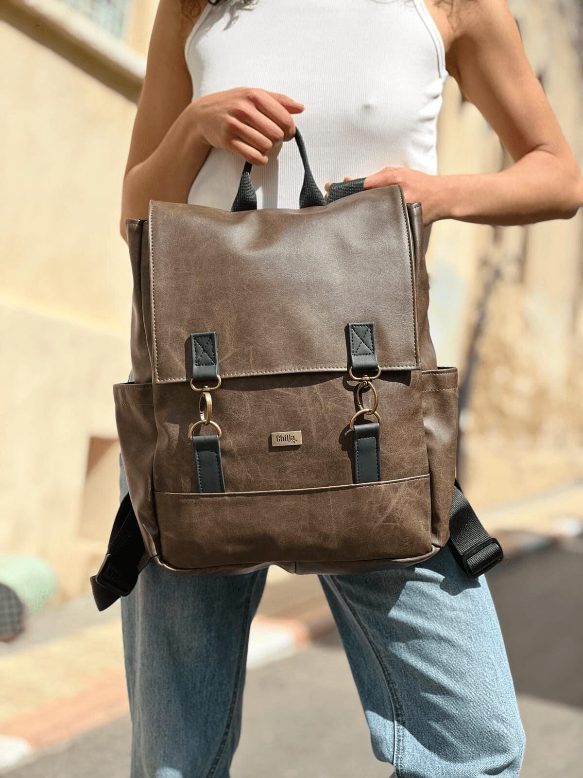 תיק גב חום דמוי עור