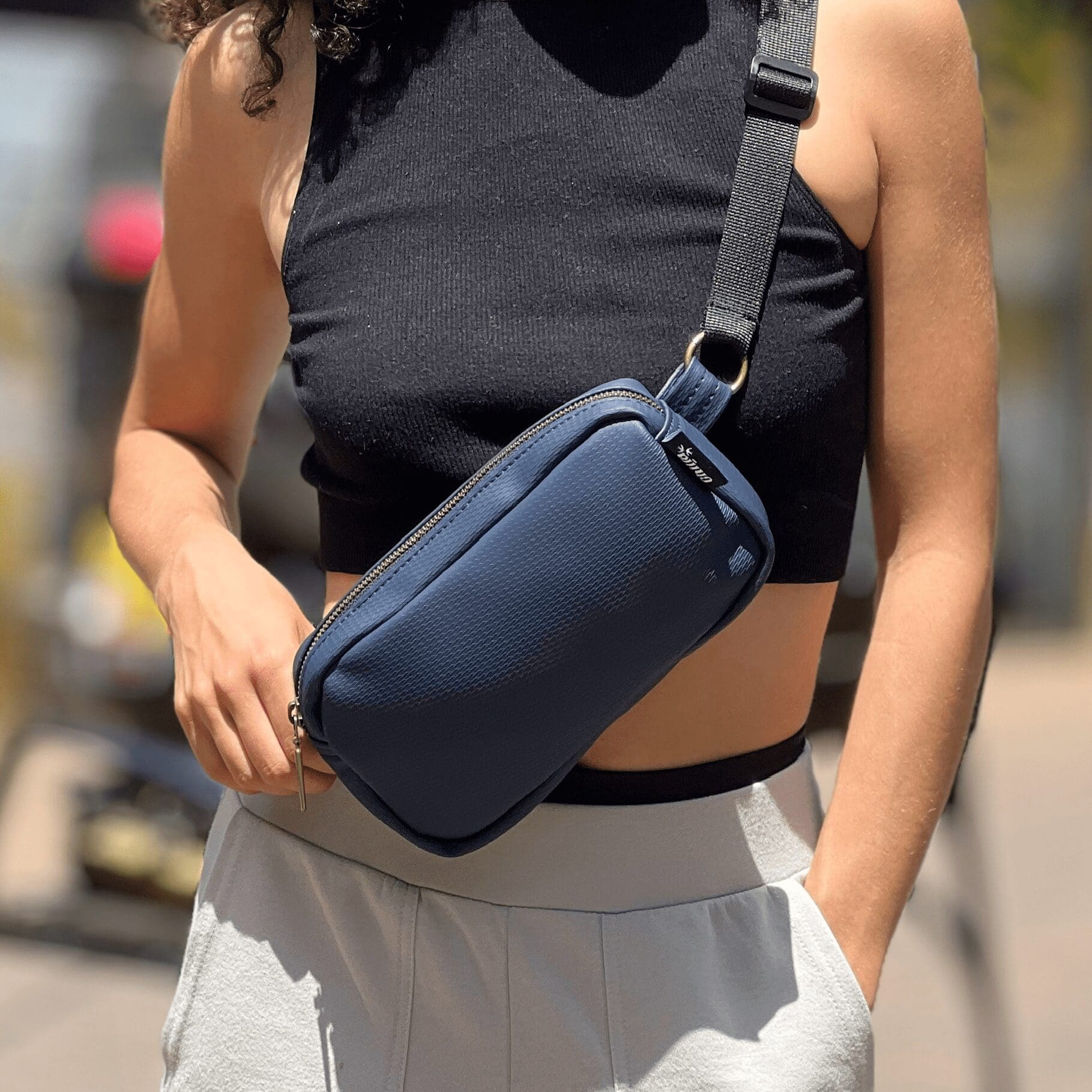 פאוץ׳ לורנס כחול