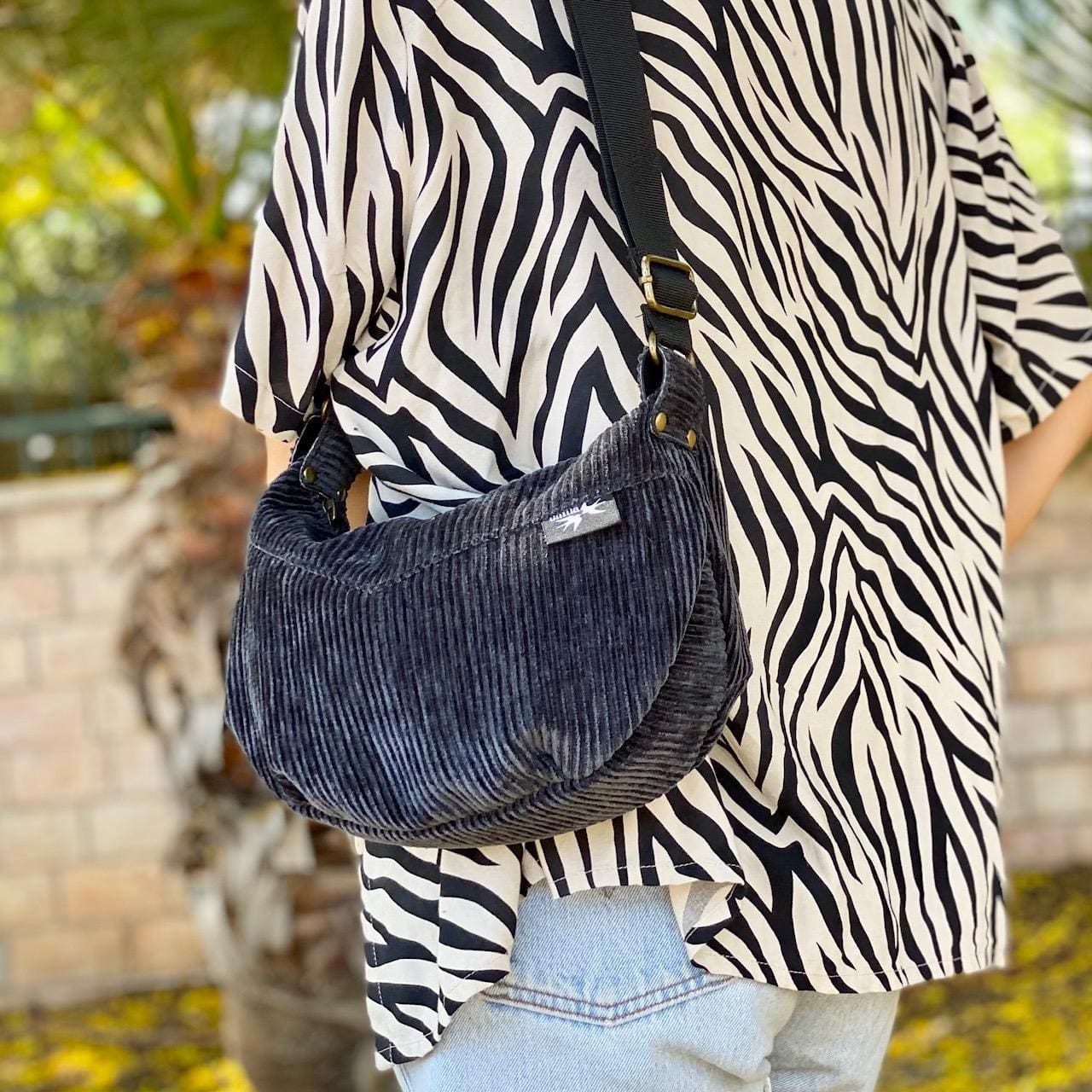 תיק צד שחור קורדרוי