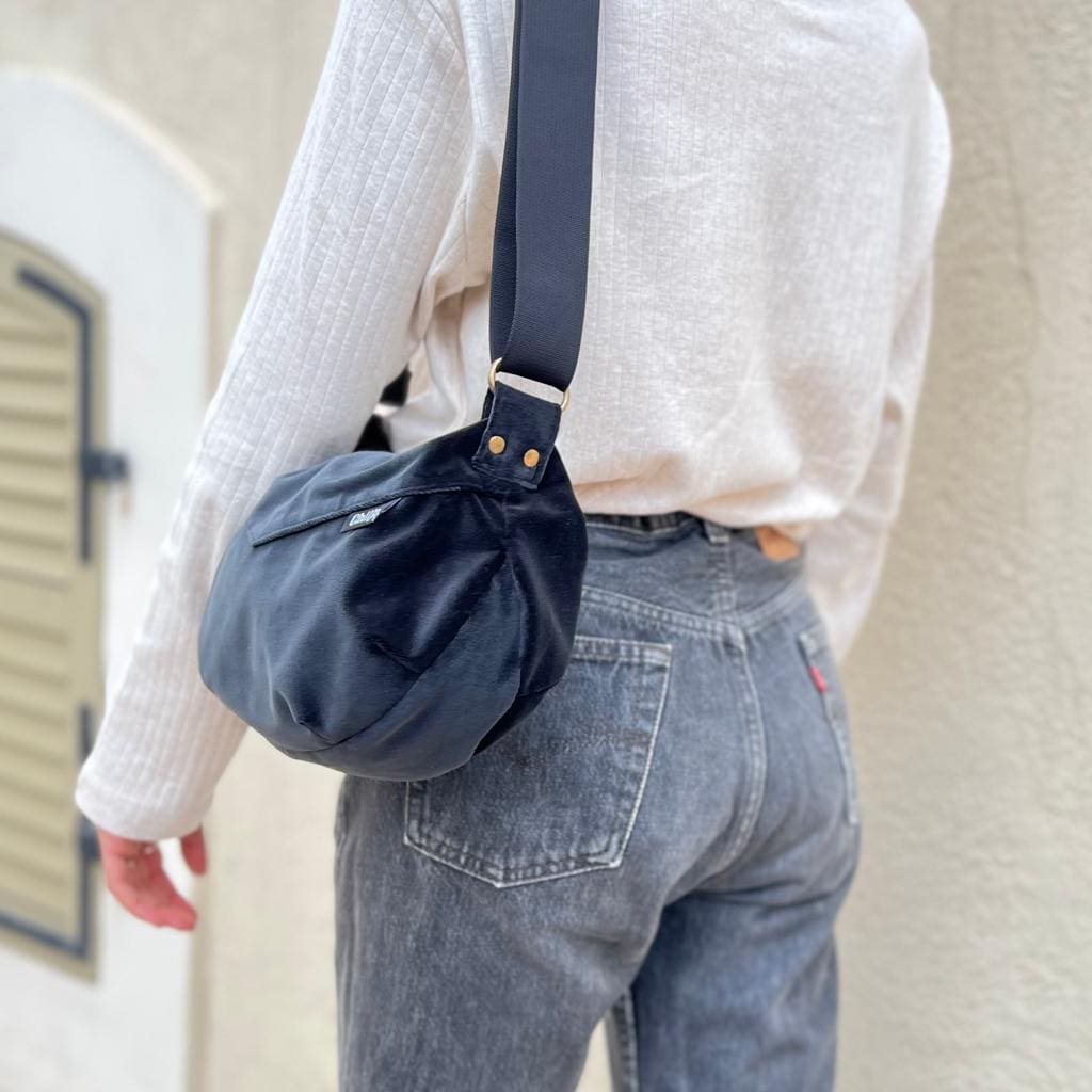 Velvet Black Vital Side Bag