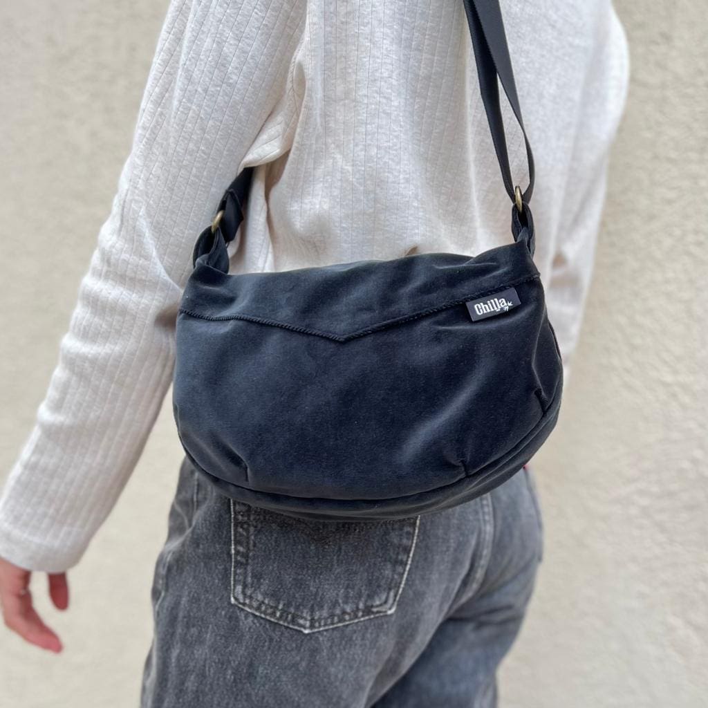 תיק ויטל צד/ אלכסון שחור קטיפה