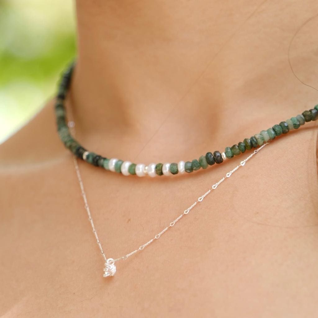 שרשרת חרוזי אמרלד ופנינים