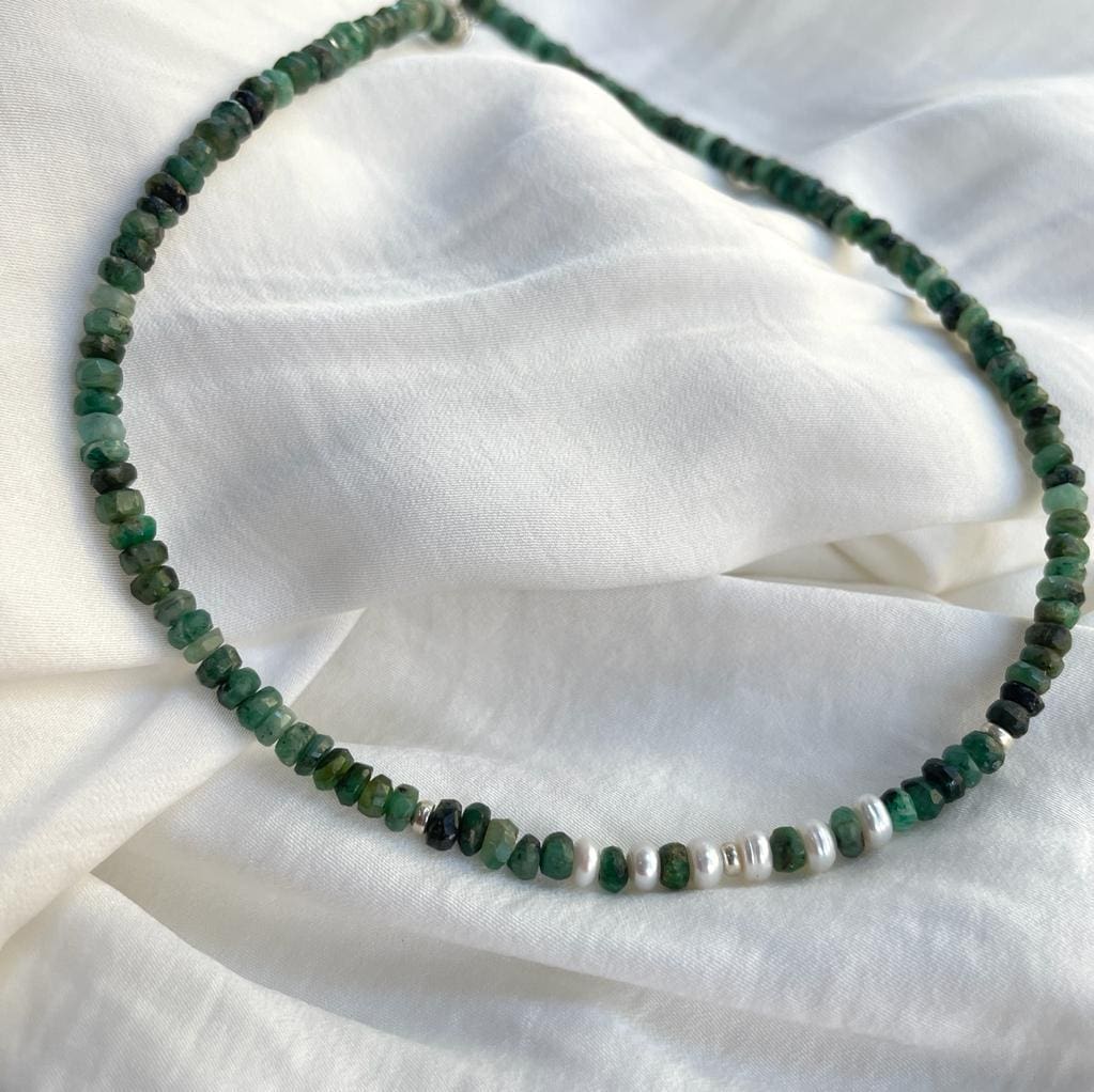 Emerald and pearl bead necklace