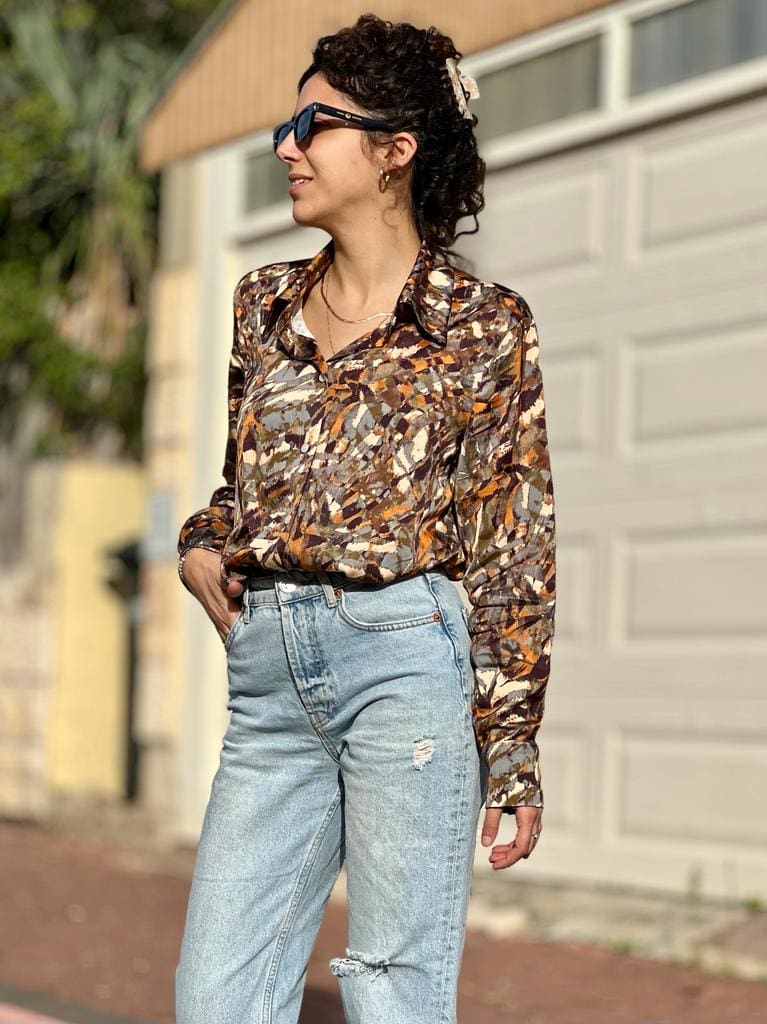 Hysterical abstract button-down shirt with a satiny fragrance