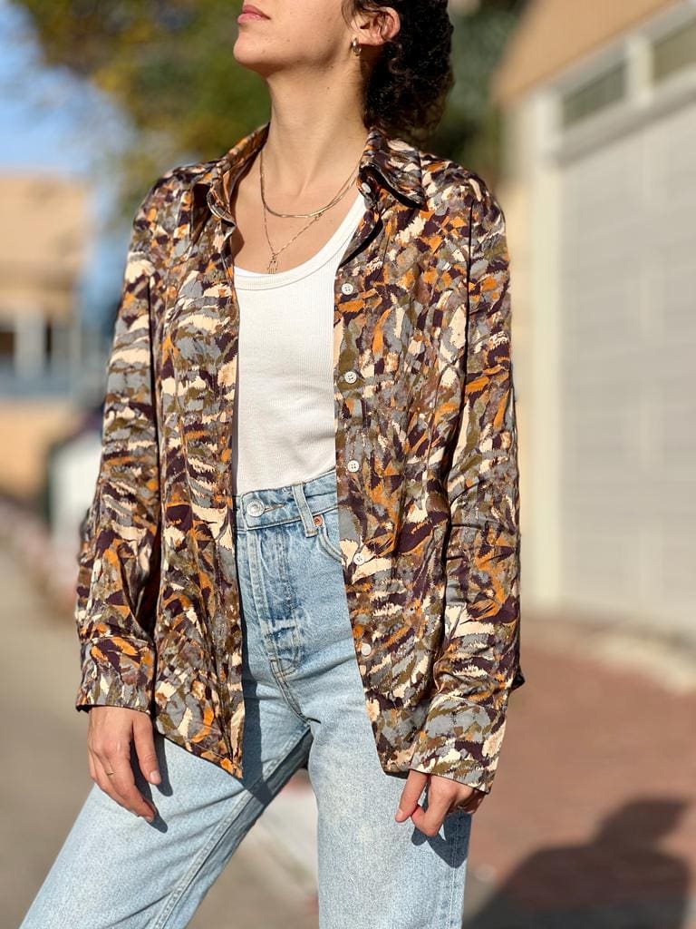 Hysterical abstract button-down shirt with a satiny fragrance