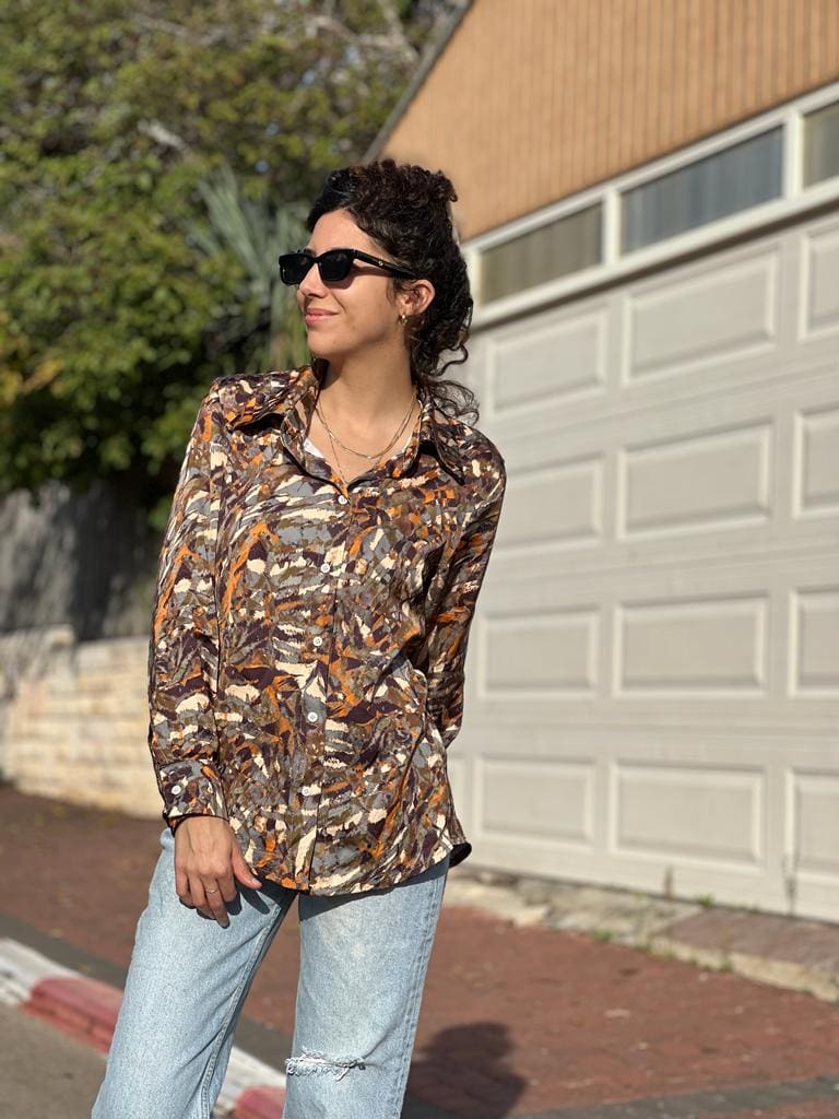 Hysterical abstract button-down shirt with a satiny fragrance