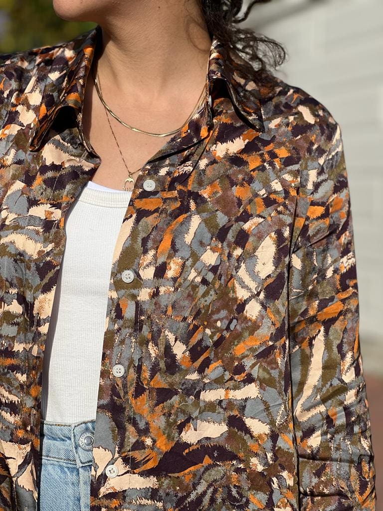 Hysterical abstract button-down shirt with a satiny fragrance