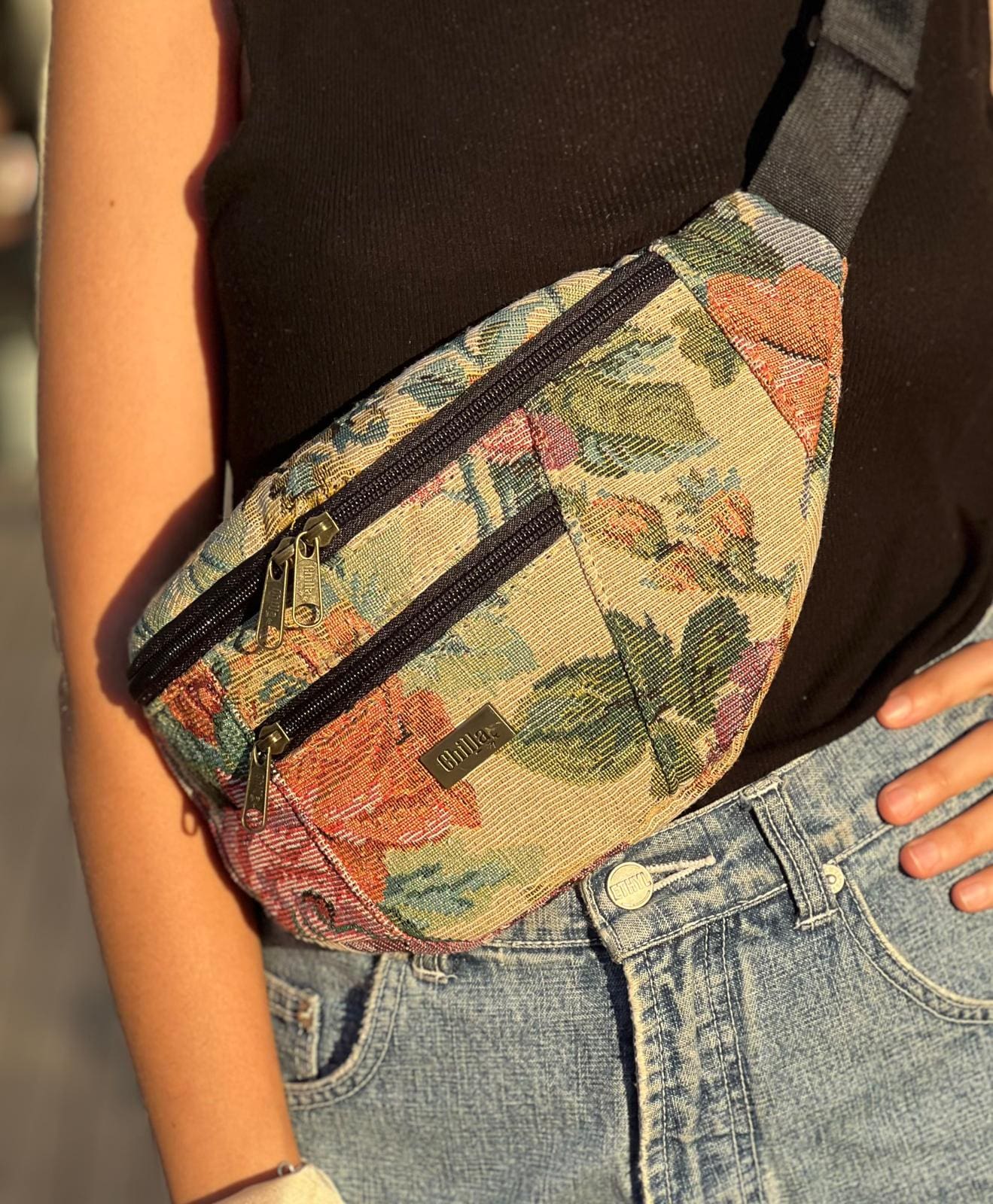 Large Vintage Cream Tapestry Rooney Pouch