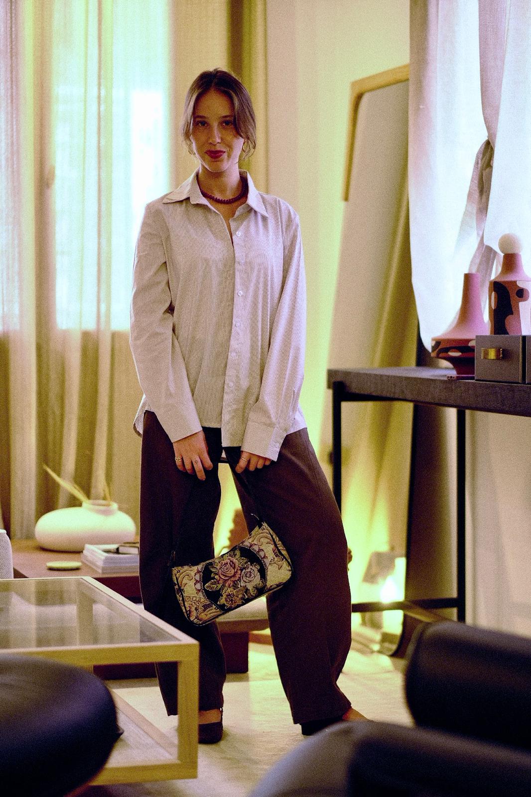 Light striped classic button-up shirt – front