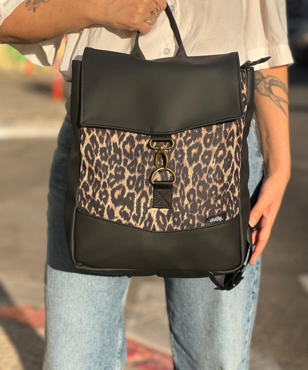 מיני סטודנטס מנומר עם שחור