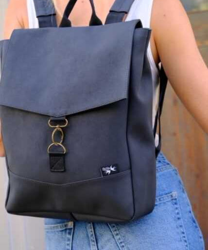 סטודנטס בינוני שחור דמוי נובוק