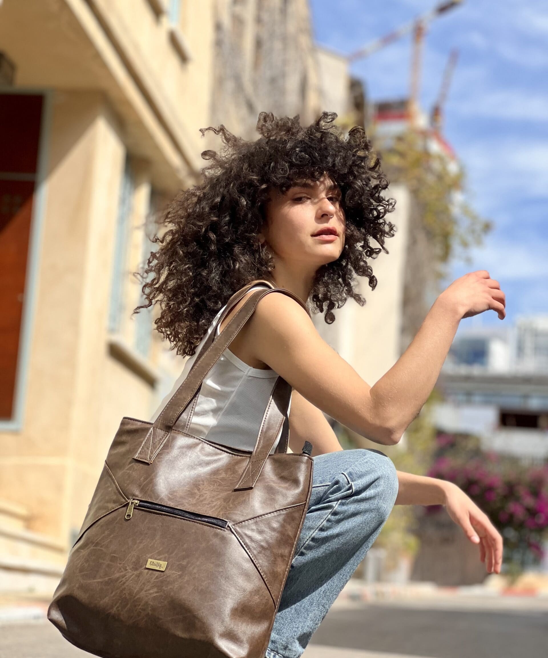 תיק צד Tommy גדול חום דמוי עור