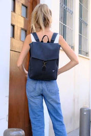 סטודנטס בינוני שחור דמוי נובוק