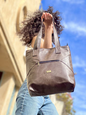 תיק צד Tommy גדול חום דמוי עור