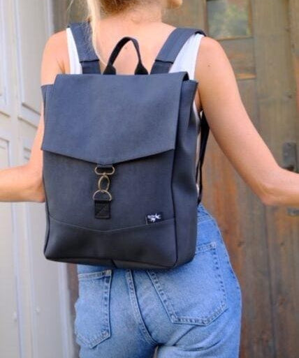 סטודנטס בינוני שחור דמוי נובוק