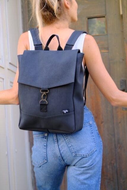 סטודנטס בינוני שחור דמוי נובוק