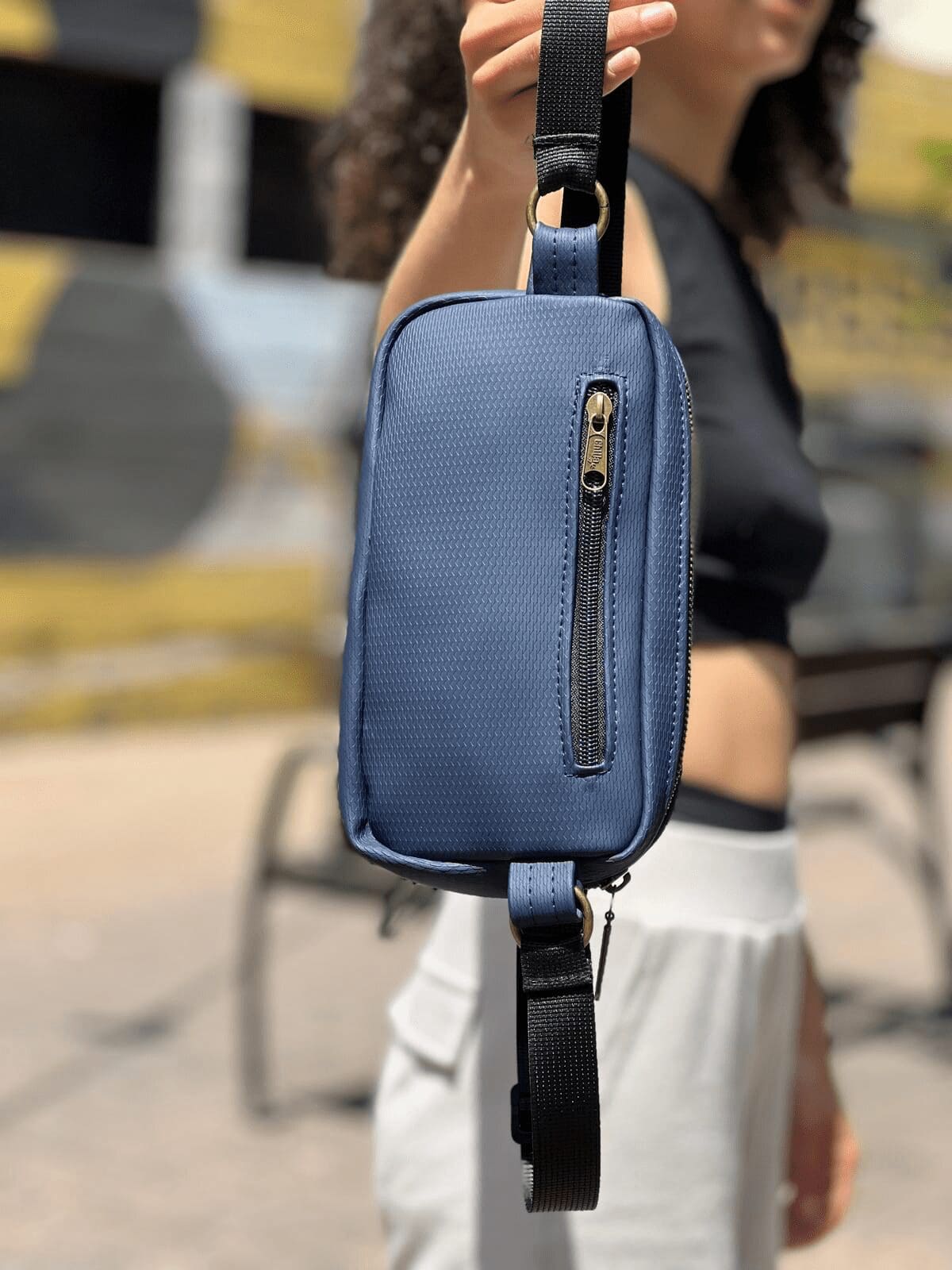 פאוץ' 'לורנס' כחול כהה טקסטורה