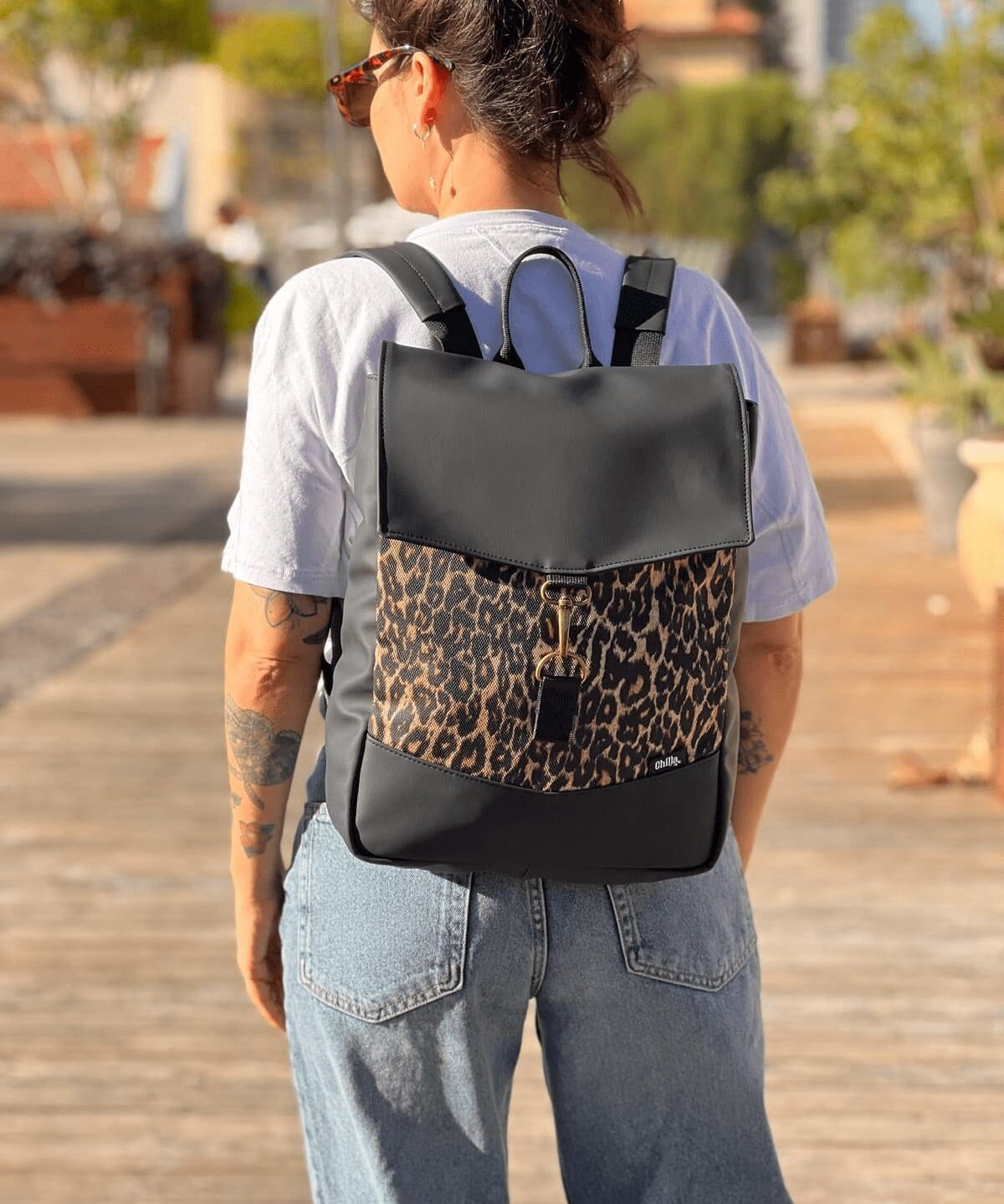 תיק גב סטודנטס בינוני שחור עם מנומר