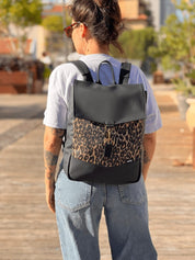 תיק גב סטודנטס בינוני שחור עם מנומר