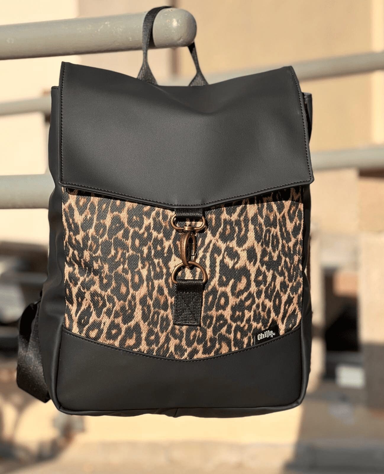 תיק גב סטודנטס בינוני שחור עם מנומר