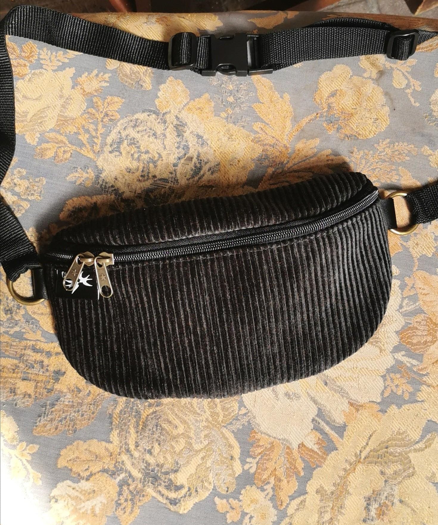 פאוץ' "הלגה" קורדורוי שחור חדש