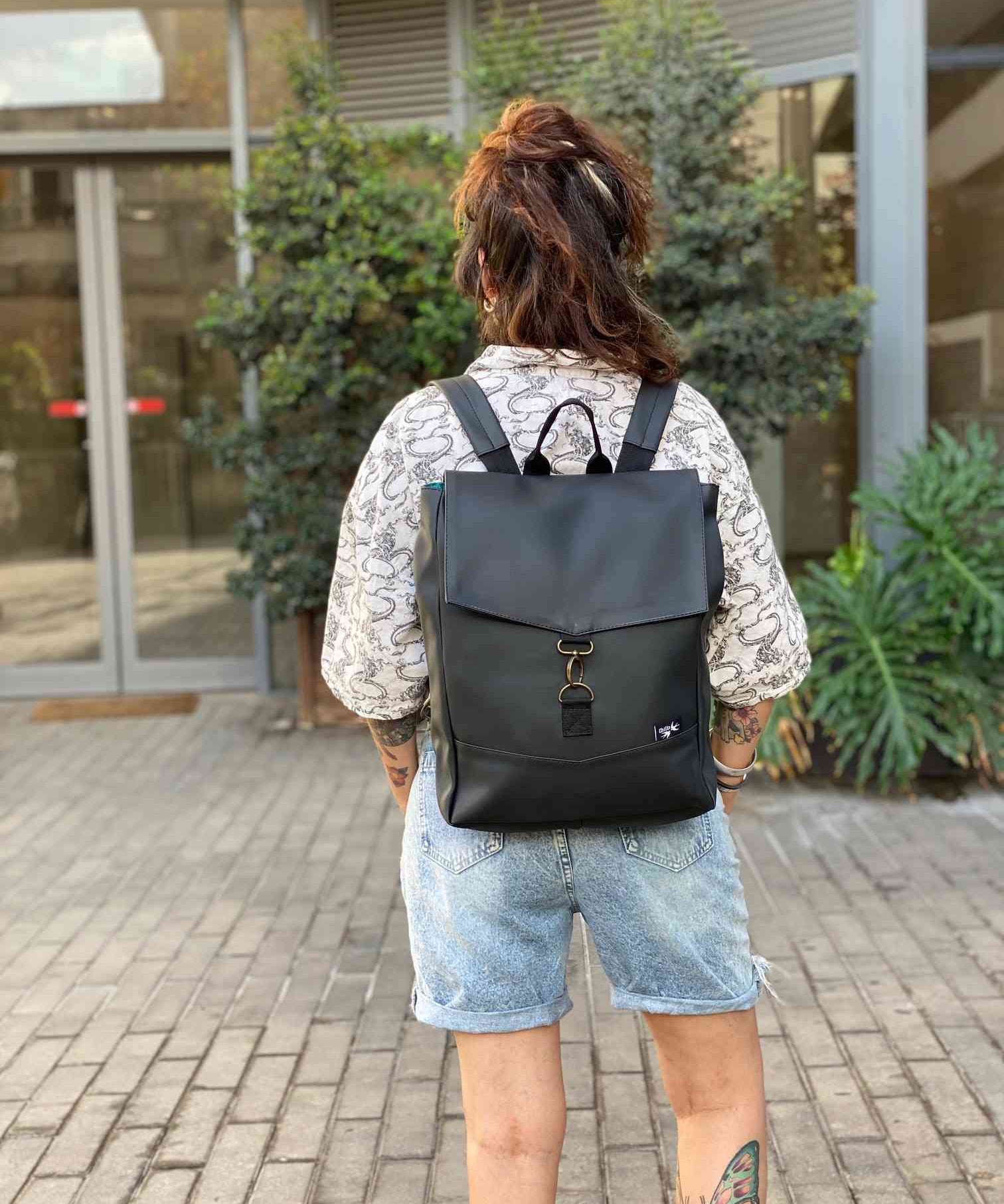 סטודנטס בינוני דמוי עור שחור מט