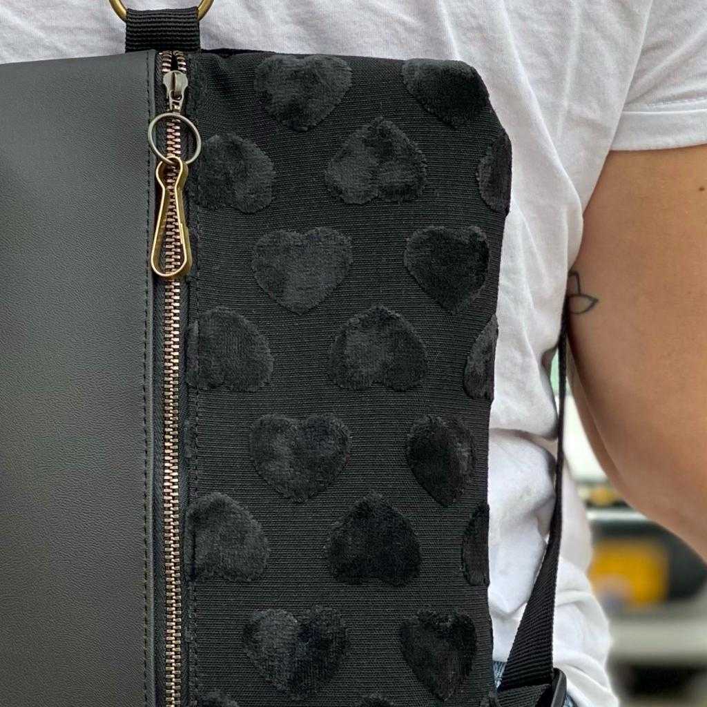 Schwarze Noam-Tasche aus veganem Leder mit Samtherzen