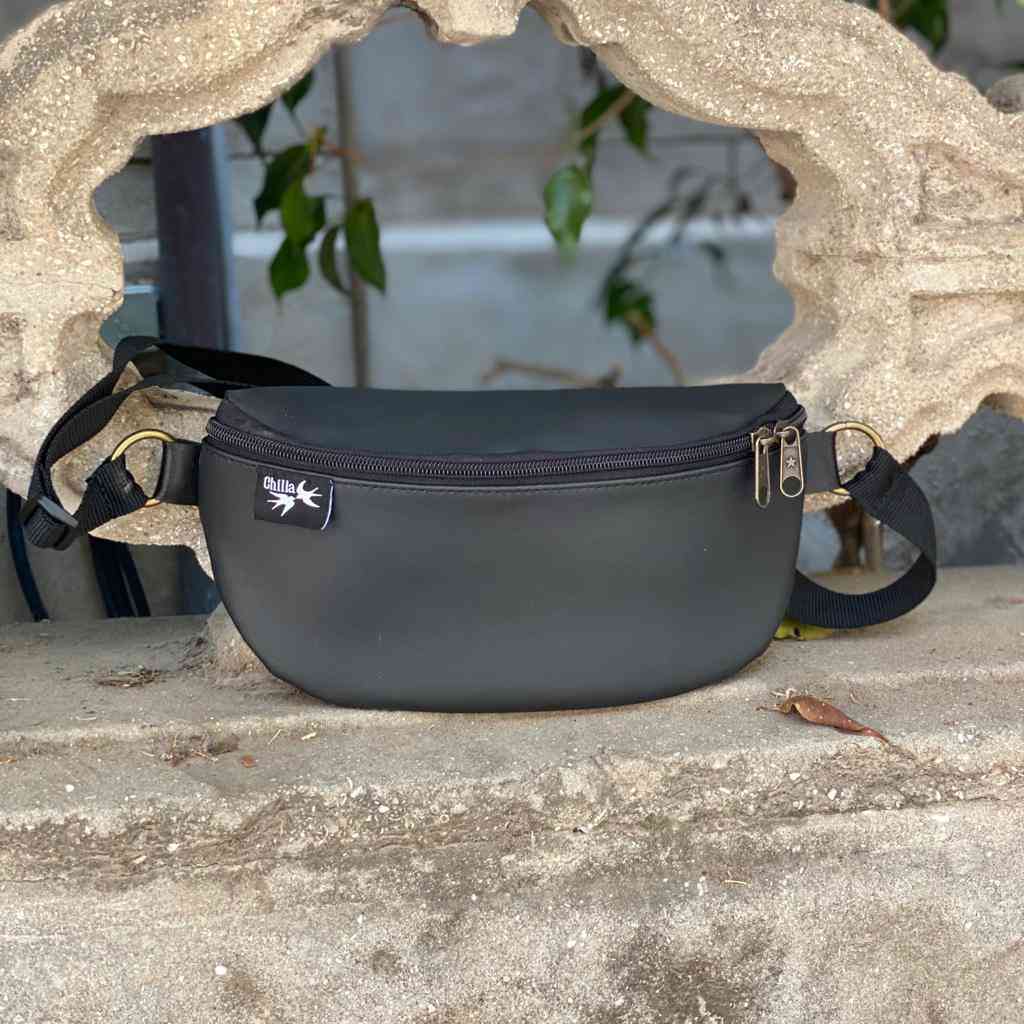 פאוץ' הלגה שחור מט דמוי עור