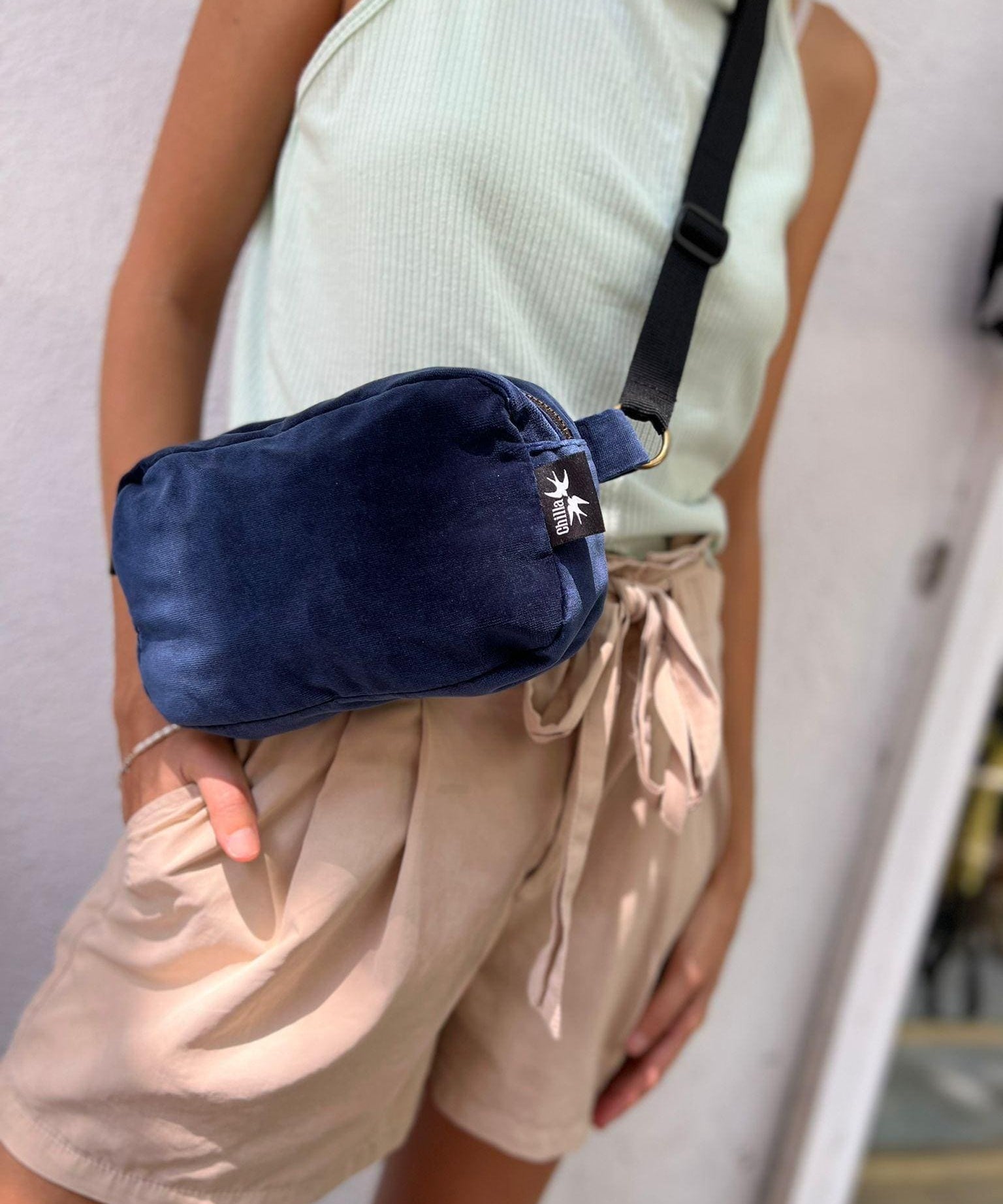 פאוץ' 'לורנס' קטיפה כחול כהה