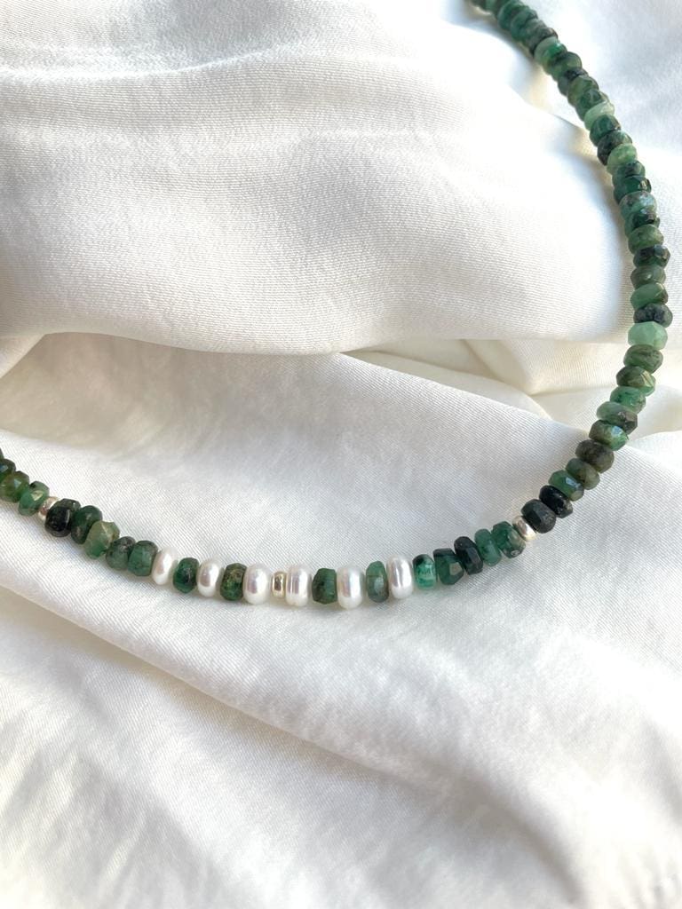 שרשרת חרוזי אמרלד ופנינים