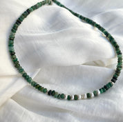 שרשרת חרוזי אמרלד ופנינים