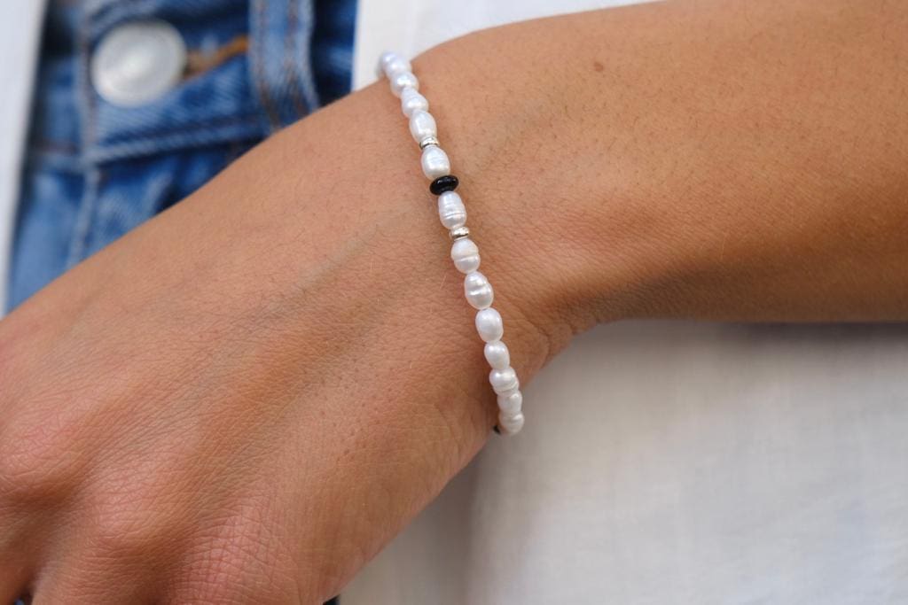 צמיד 'נריה' פנינים ואבני חן שחורות