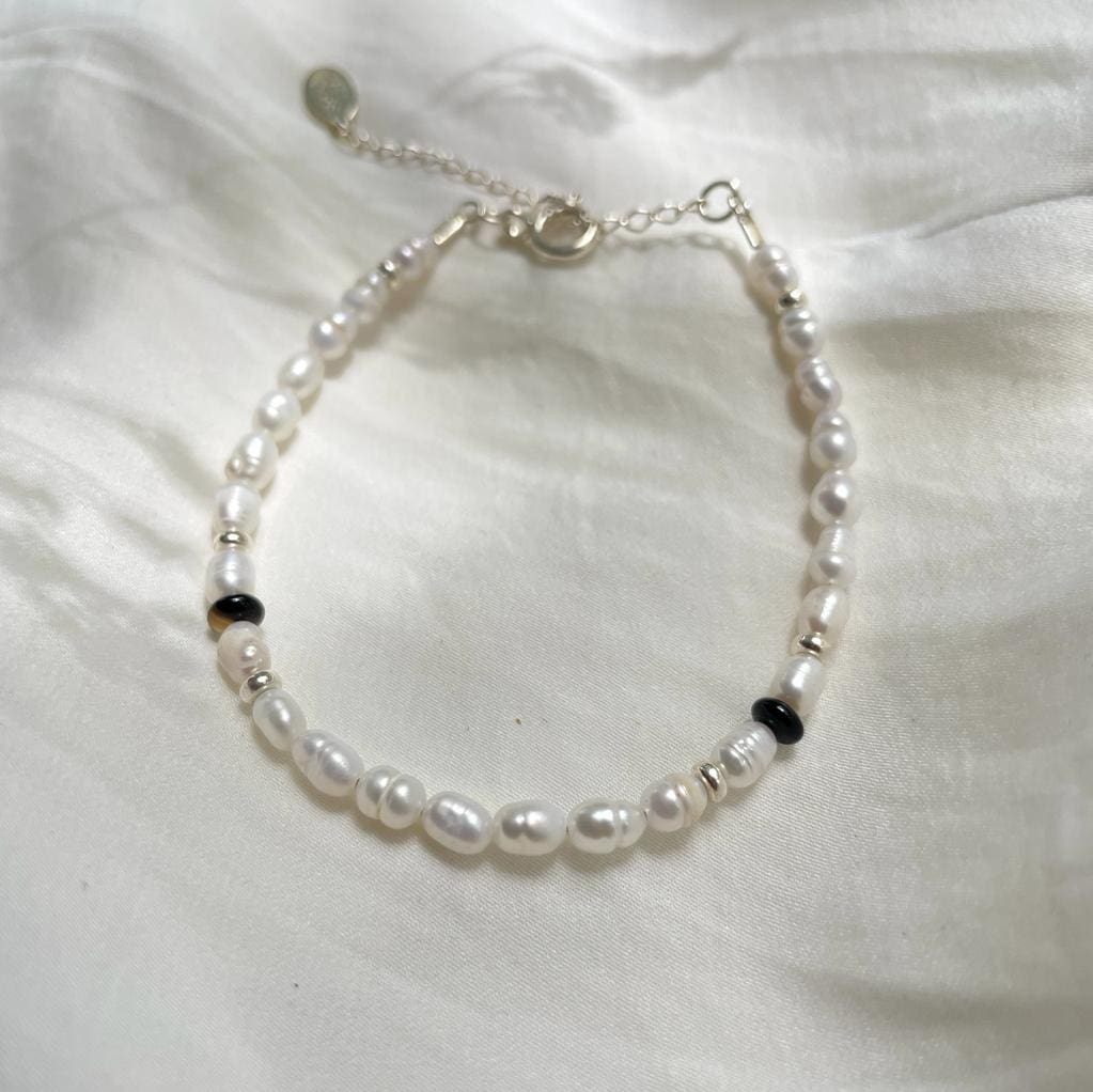 צמיד 'נריה' פנינים ואבני חן שחורות