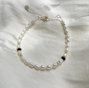 צמיד 'נריה' פנינים ואבני חן שחורות