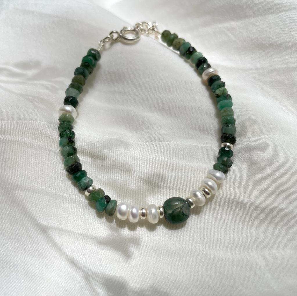 צמיד 'קלואי' אמרלד ופנינים