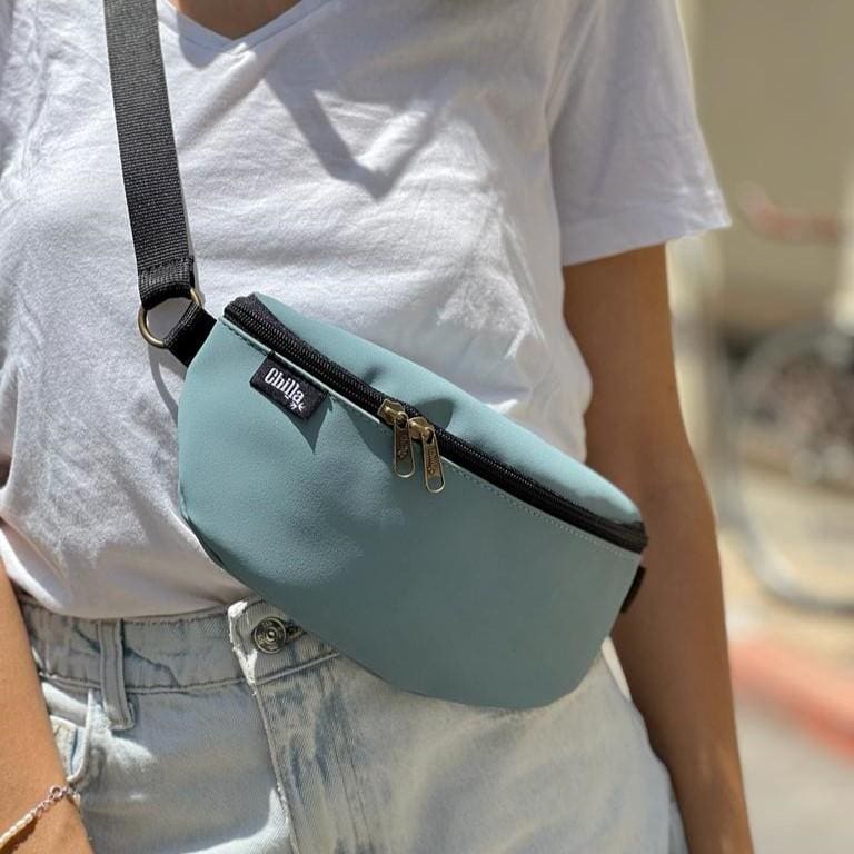 פאוץ' הלגה תכלת דמוי עור