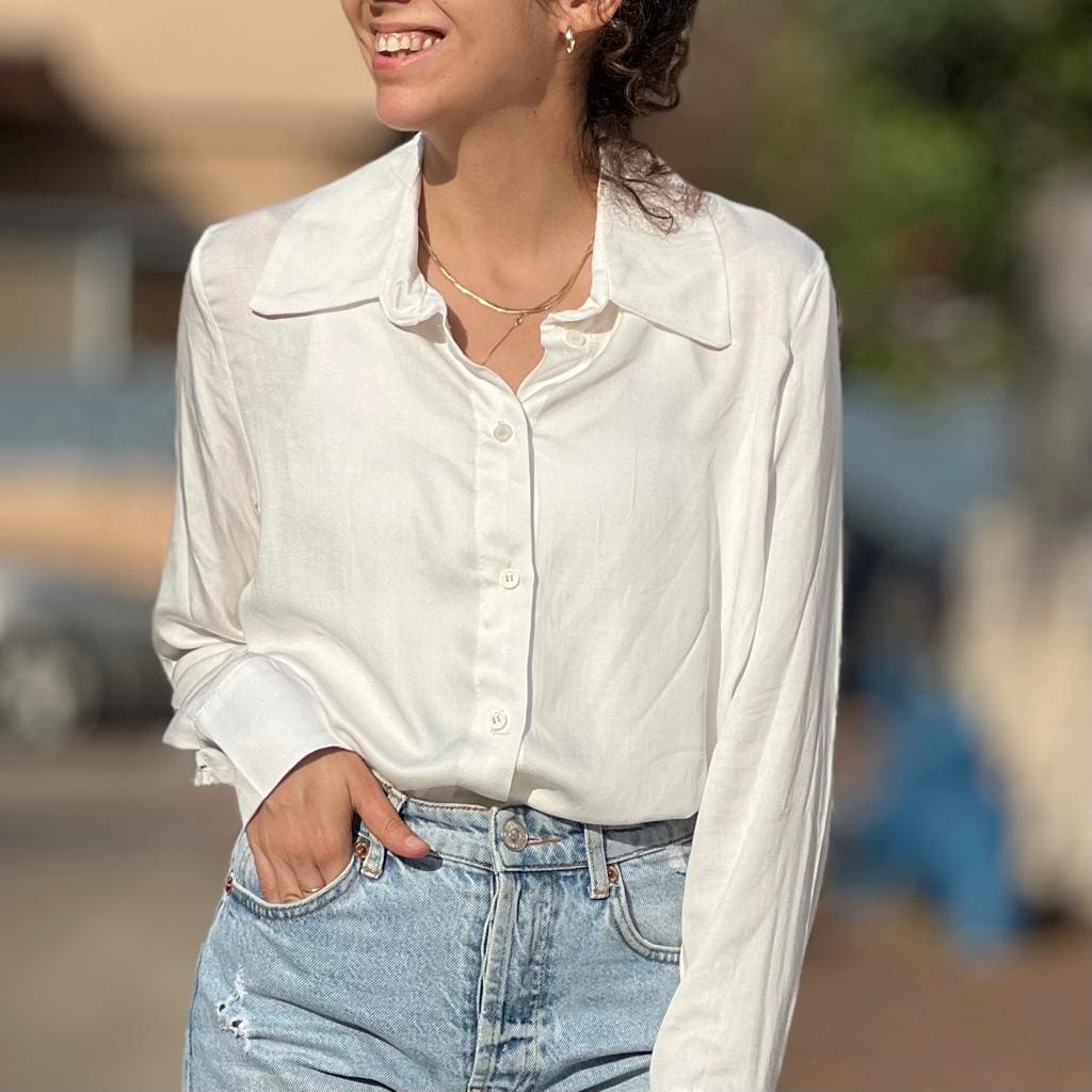 חולצה מכופתרת לבנה ויסקוזה עדינה