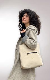 תיק צד Tommy שמנת דמוי נובוק