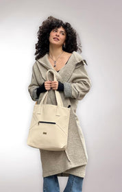 תיק צד Tommy שמנת דמוי נובוק