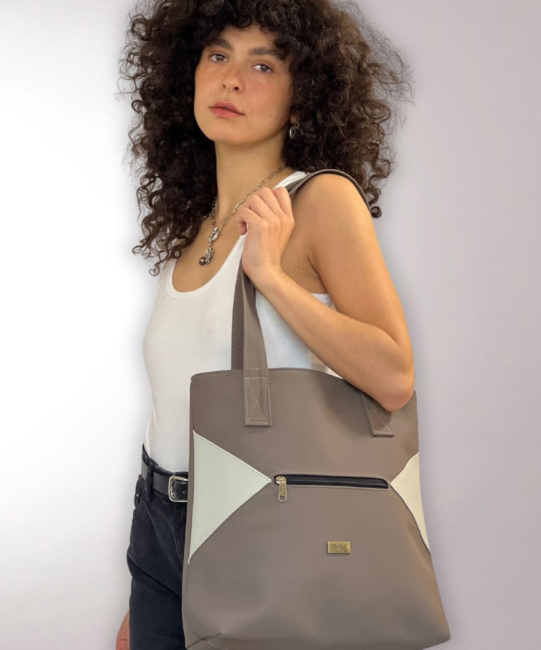 תיק צד Tommy חום דמוי נובוק עם שילוב שמנת