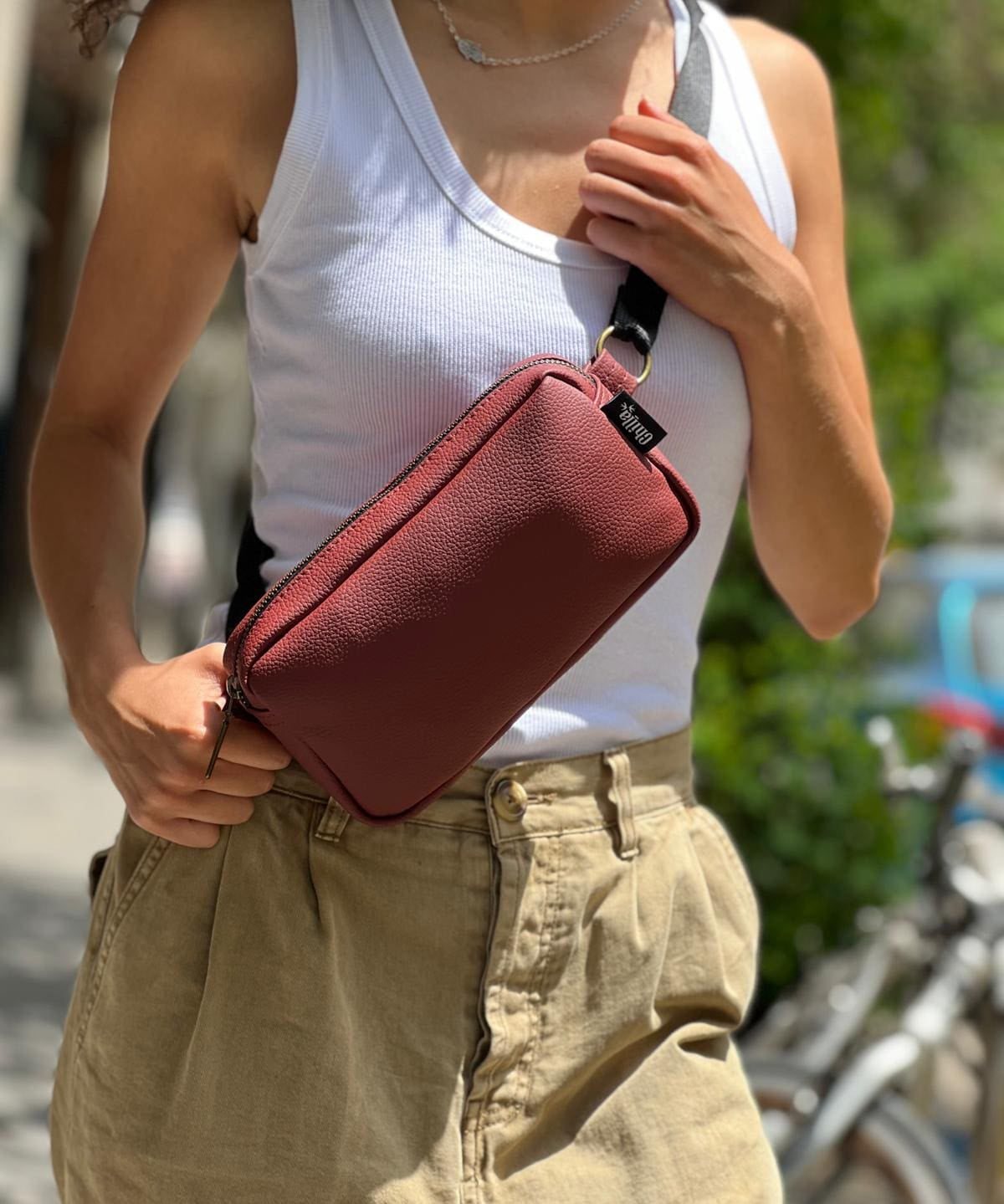 פאוץ' 'לורנס' דמוי עור דובדבן