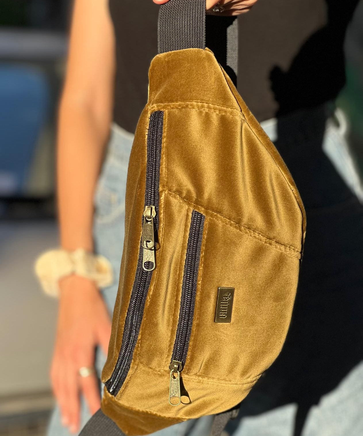 פאוץ' רוני גדול קטיפה חרדל זהוב