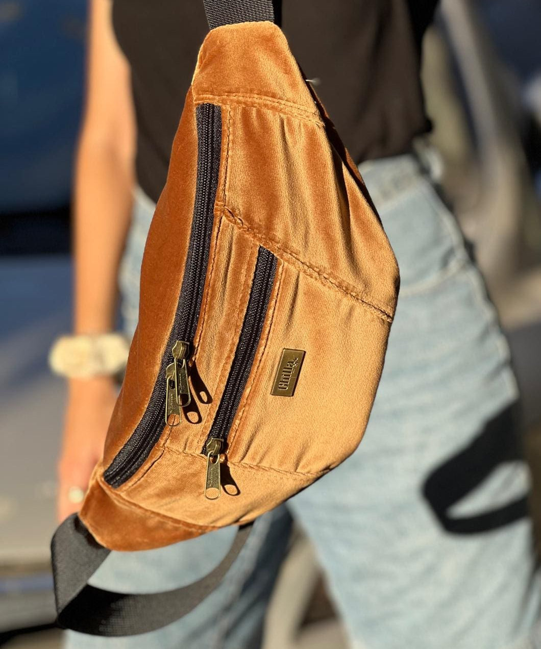 פאוץ' רוני גדול קטיפה חום זהוב