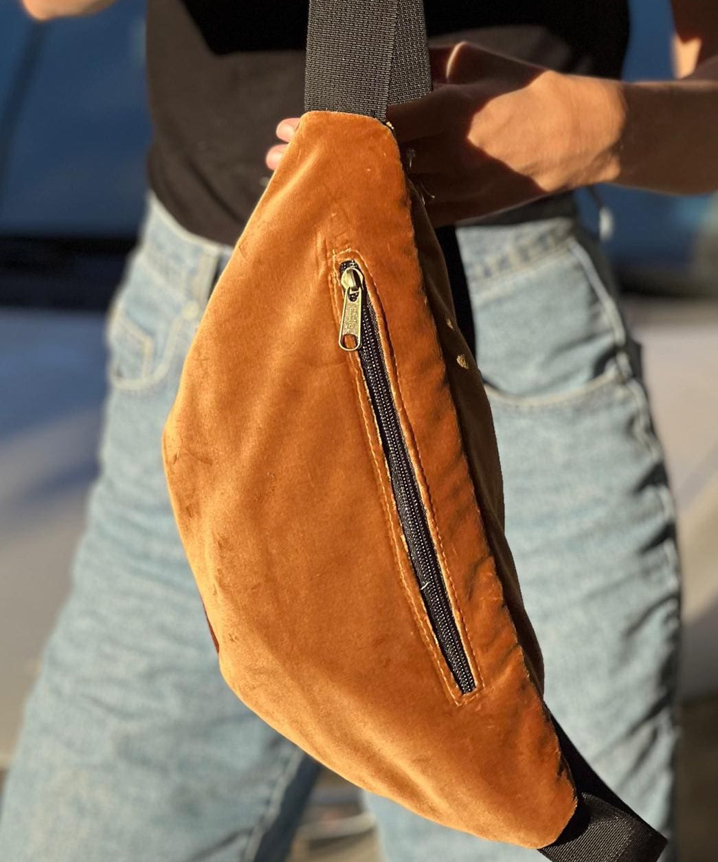 פאוץ' רוני גדול קטיפה חום זהוב