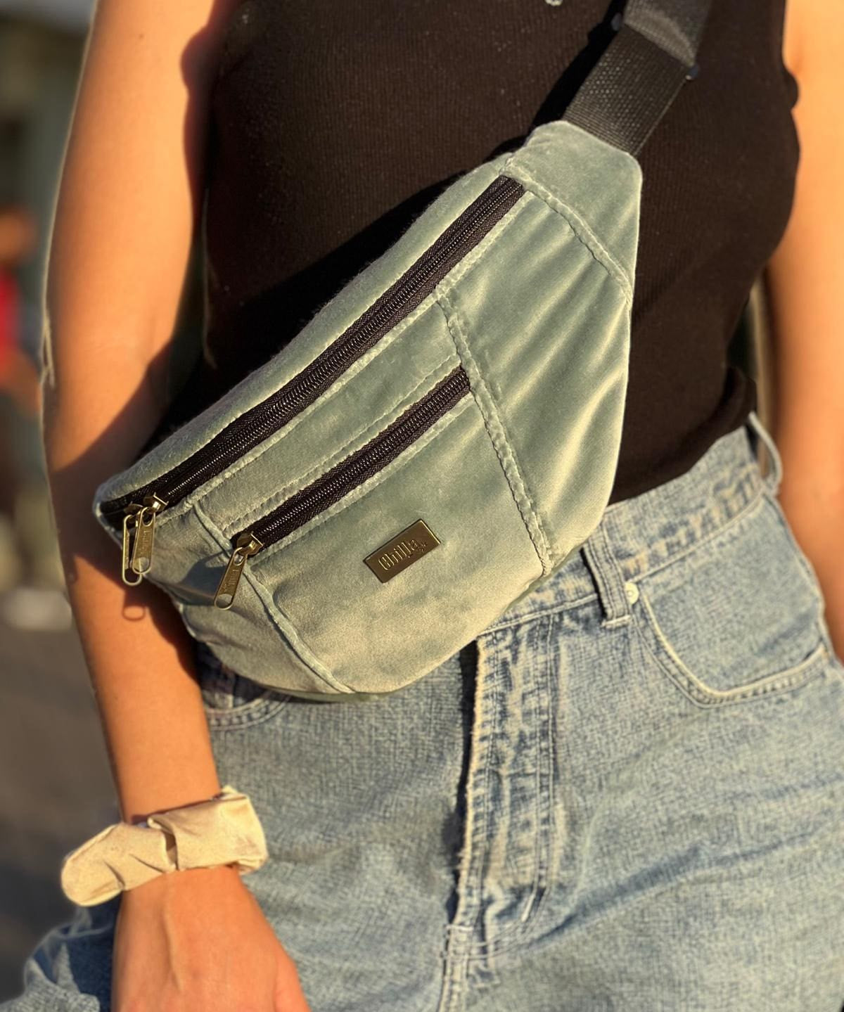 פאוץ' רוני גדול קטיפה סקאי