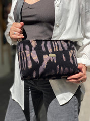 תיק צד/ קלאץ' רחל שחור עם נגיעות קטיפה