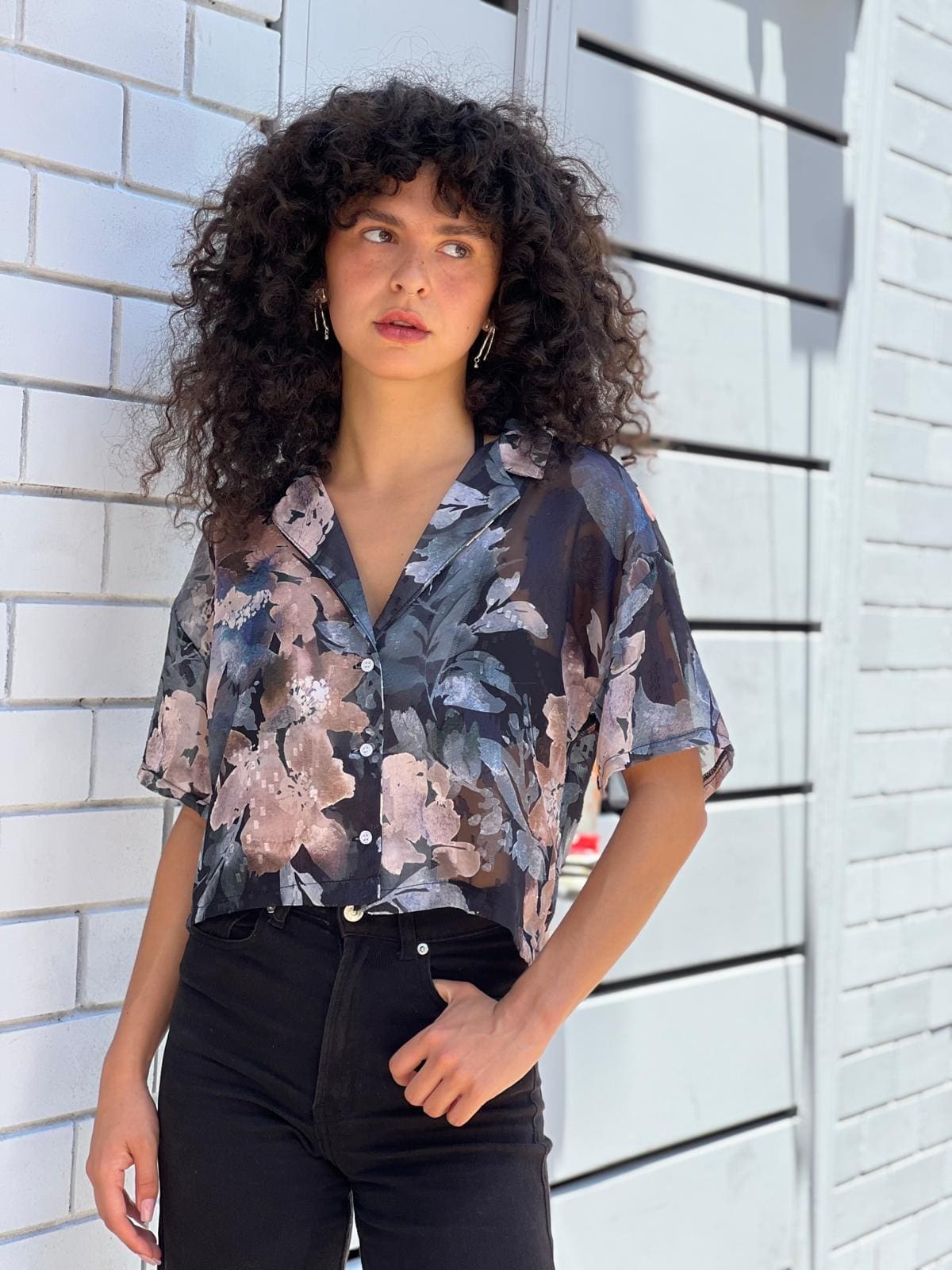 חולצה מכופתרת אוברסייז פרחונית שקפקפה