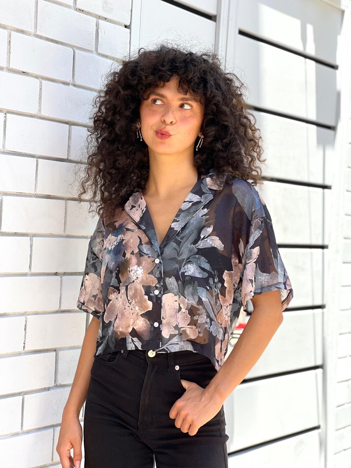 חולצה מכופתרת אוברסייז פרחונית שקפקפה