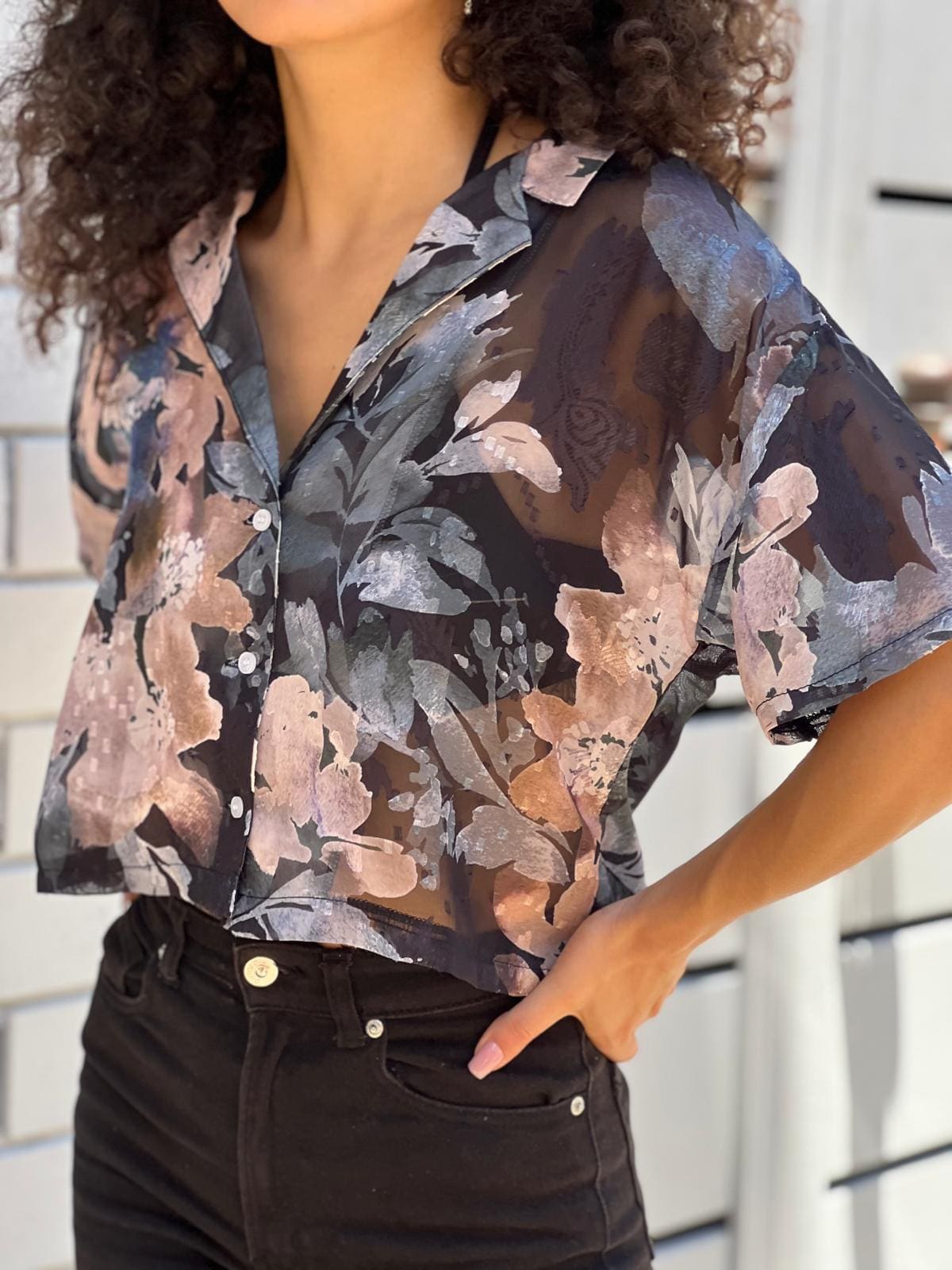 חולצה מכופתרת אוברסייז פרחונית שקפקפה