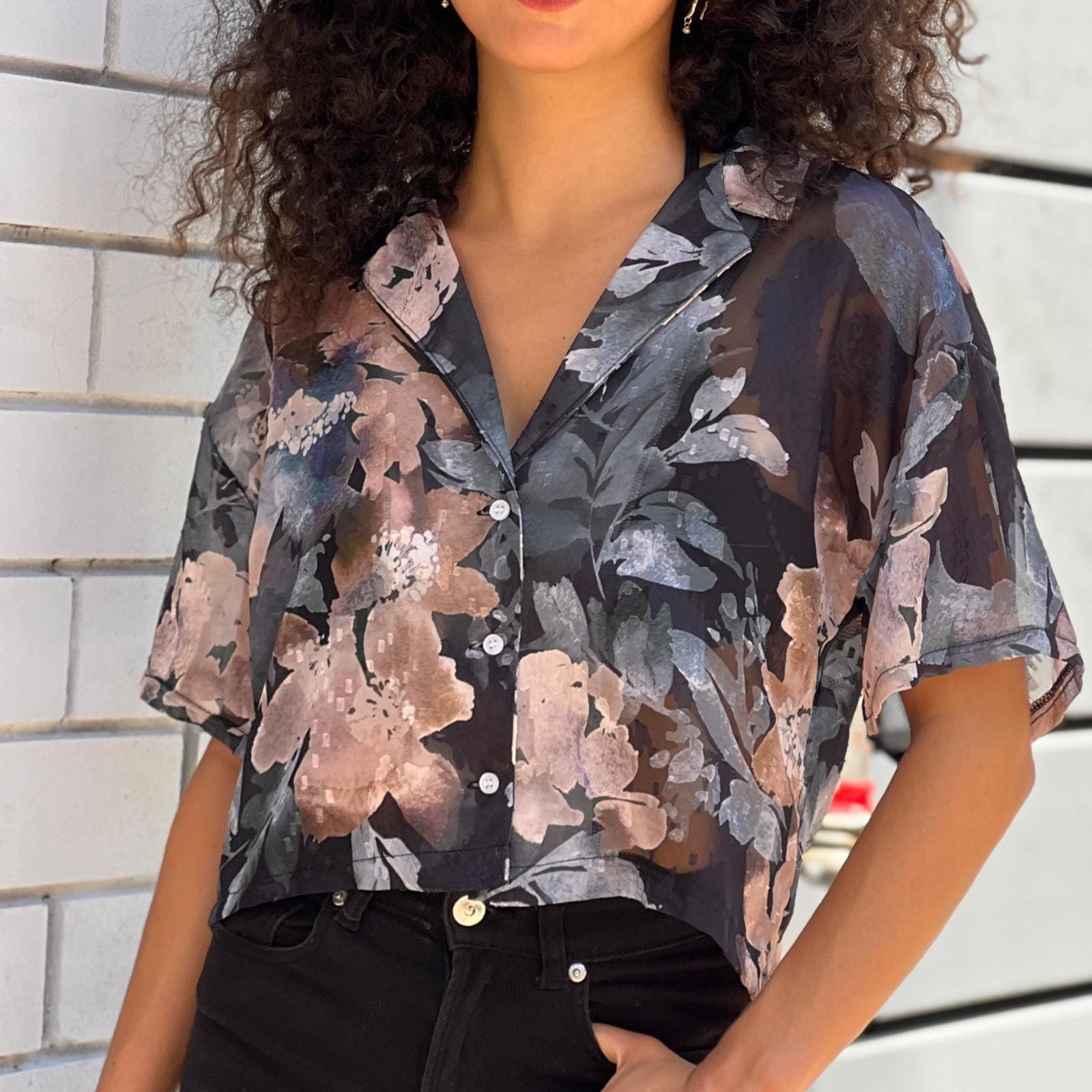 חולצה מכופתרת אוברסייז פרחונית שקפקפה